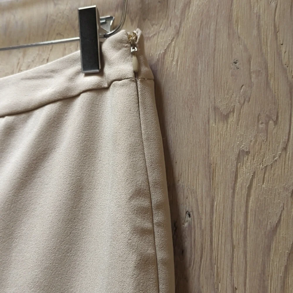 Le Suit Crepe Flounce Beige Skirt size 8